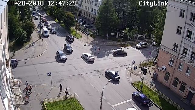 Велосипедист попал под колеса автомобиля в центре Петрозаводска смотреть онлайн