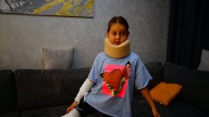 СЛОМАЛА НОГУ! Это правда или Амелька притворяется?