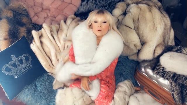 How to stay warm in SNOW DELUXE ice hotel bedroom ❄️ fox fur coat try on haul смотреть онлайн