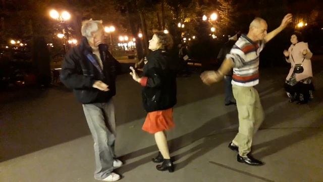 Когда нибудь это закончится лето!!!??Танцы в парке Горького!!!?? Харьков 2021 смотреть онлайн