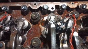 ЯМЗ 650--651 антифриз в поддоне. сгнили заглушки.