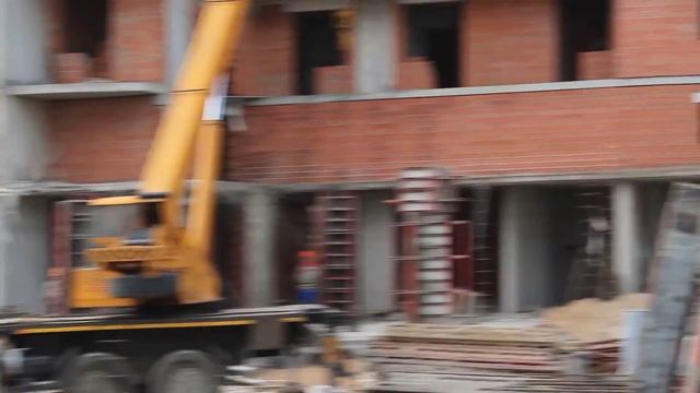 Строительство дома. Подъемный кран МАШЕКА. 15.09.2012 смотреть онлайн