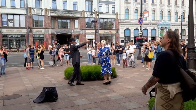Ретро-пара танцует на Невском проспекте - 21.07.2019 смотреть онлайн