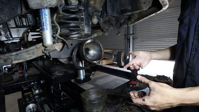 GU Patrol Axle Rebuild Pt 1 смотреть онлайн
