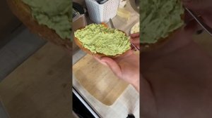 Брускетта с соусом из авокадо и творожного сыра 🥑