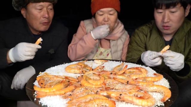 Жареные на соли креветки, приготовленные на гриле. смотреть онлайн