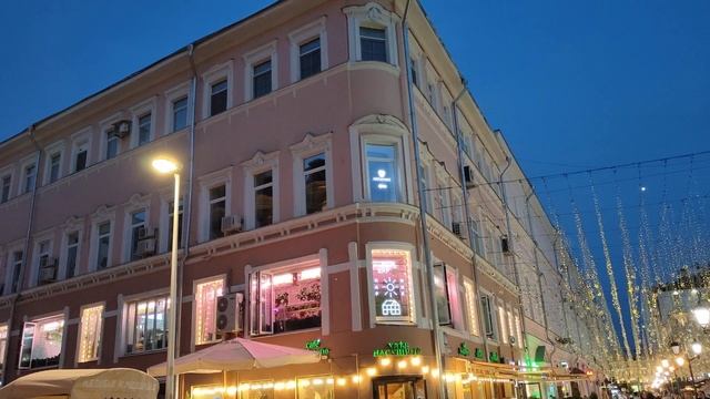 Кузнецкий мост, где когда-то жили кузнецы, теперь это модное место отдыха у разных людей #Moscow смотреть онлайн