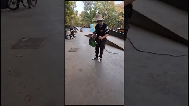Сломал скейт Борд #видио #вреки #прыжок #скейтпарк #подписка #skatepark #скейты#вреки #сломалась#рек