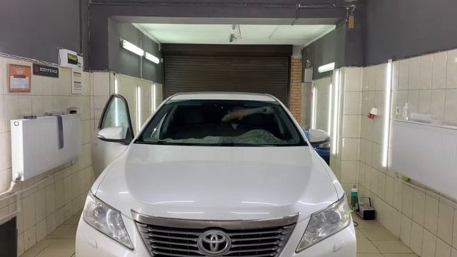 Тонировка лобового стекла атермальной пленкой на Toyota Camry смотреть онлайн