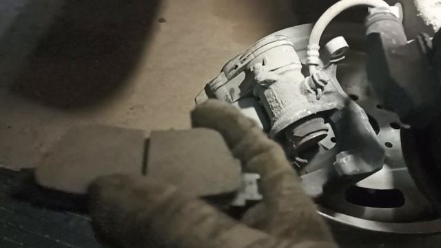 замена задних колодок с электроручником Mitsubishi Outlander, замена пыльника заднего суппорта