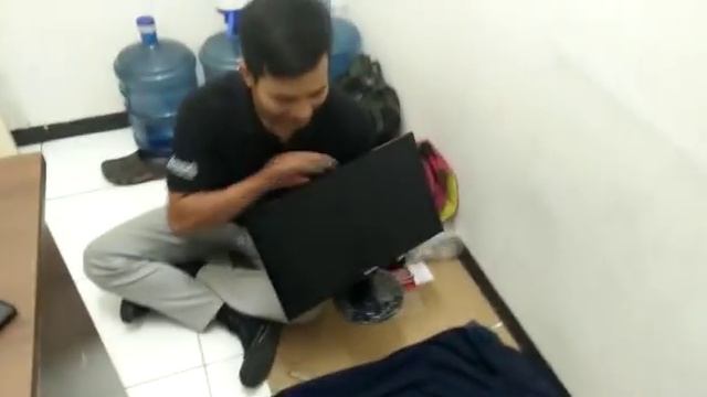 Cara Mencopot Dudukan Kaki atau Konektor Kaki LED Monitor Samsung SF350 смотреть онлайн