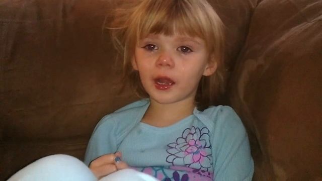 Little Girl Cries over Kinectimals For XBox смотреть онлайн