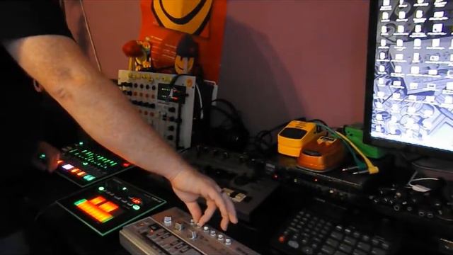 Live Hardware Acid-techno :Roland Aira TR8 , Cylcone Bassbot TT303 , Yamaha DR100 смотреть онлайн