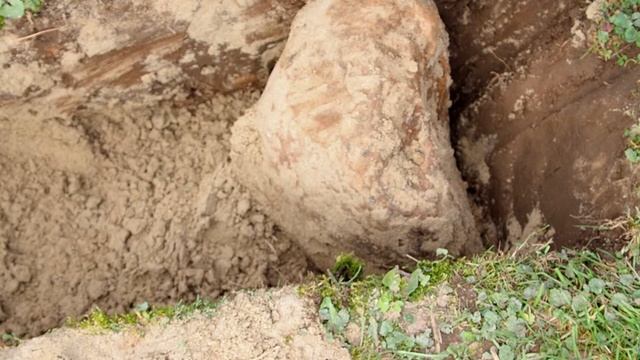 Как вытащить валун или большой камень из траншеи дедовским способом смотреть онлайн