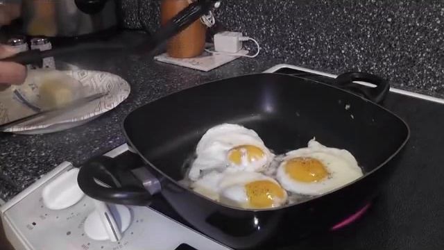 How to Make Sunny Side Up or Over Easy Eggs смотреть онлайн