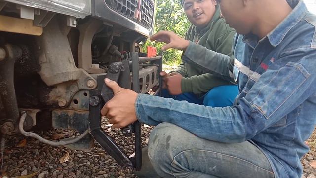 Pemasangan bemper hidrolik di mistubishi canter смотреть онлайн