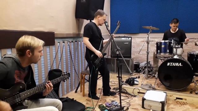 Чем занимается группа, когда фронтмен вышел покурить... смотреть онлайн