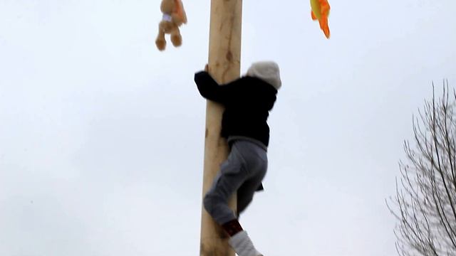 Масленая девочка лезет за подарком смотреть онлайн