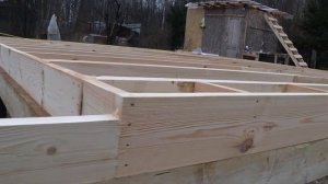 Обвязка свайного фундамента доской, перекрытие первого этажа. Строительство каркасного дома.