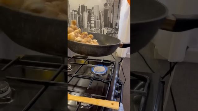 Жареные пельмени ??Получаются,но очень вкусно #рецепт #вкусноипросто #жареныепельмени #пельмени