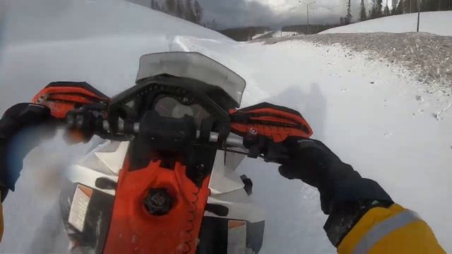ПОКАТУШКИ НА СНЕГОХОДАХ 2023 - очень СНЕЖНЫЙ МАРТ, Snowmobiles Riding in deep snow POV смотреть онлайн