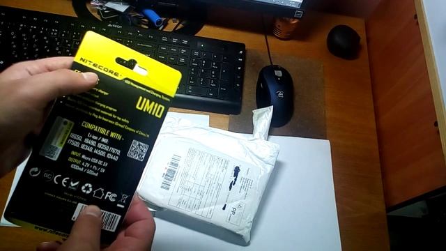 Распаковка универсальной зарядки Nitecore UM10 смотреть онлайн