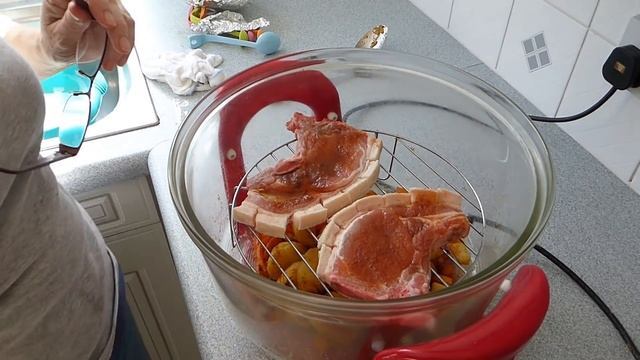 How to grill pork chops in the Halogen oven. Save pounds over using a gas or electric ovens. смотреть онлайн