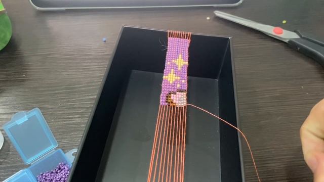 ПОДРОБНЫЙ ТУТОРИАЛ на фенечку?//КАК СПЛЕСТИ ФЕНЕЧКУ ИЗ БИСЕРА? смотреть онлайн