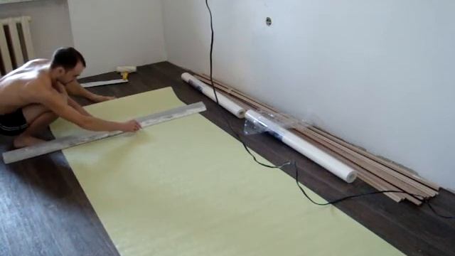 Как правильно развернуть обои и по размеру нарезать на полу. смотреть онлайн