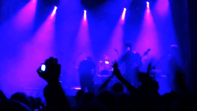 "El perro" played in the speakers as Ulf Lundell enters the stage at Berns смотреть онлайн