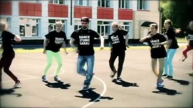 Песня все танцуют локтями