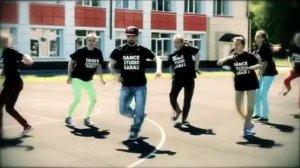 Песня все танцуют локтями