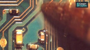 Пайка дорожки на материнской плате мобильного телефона