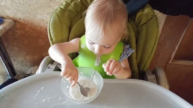 Їсть ложкою сама (1 рік і 2 місяці) смотреть онлайн