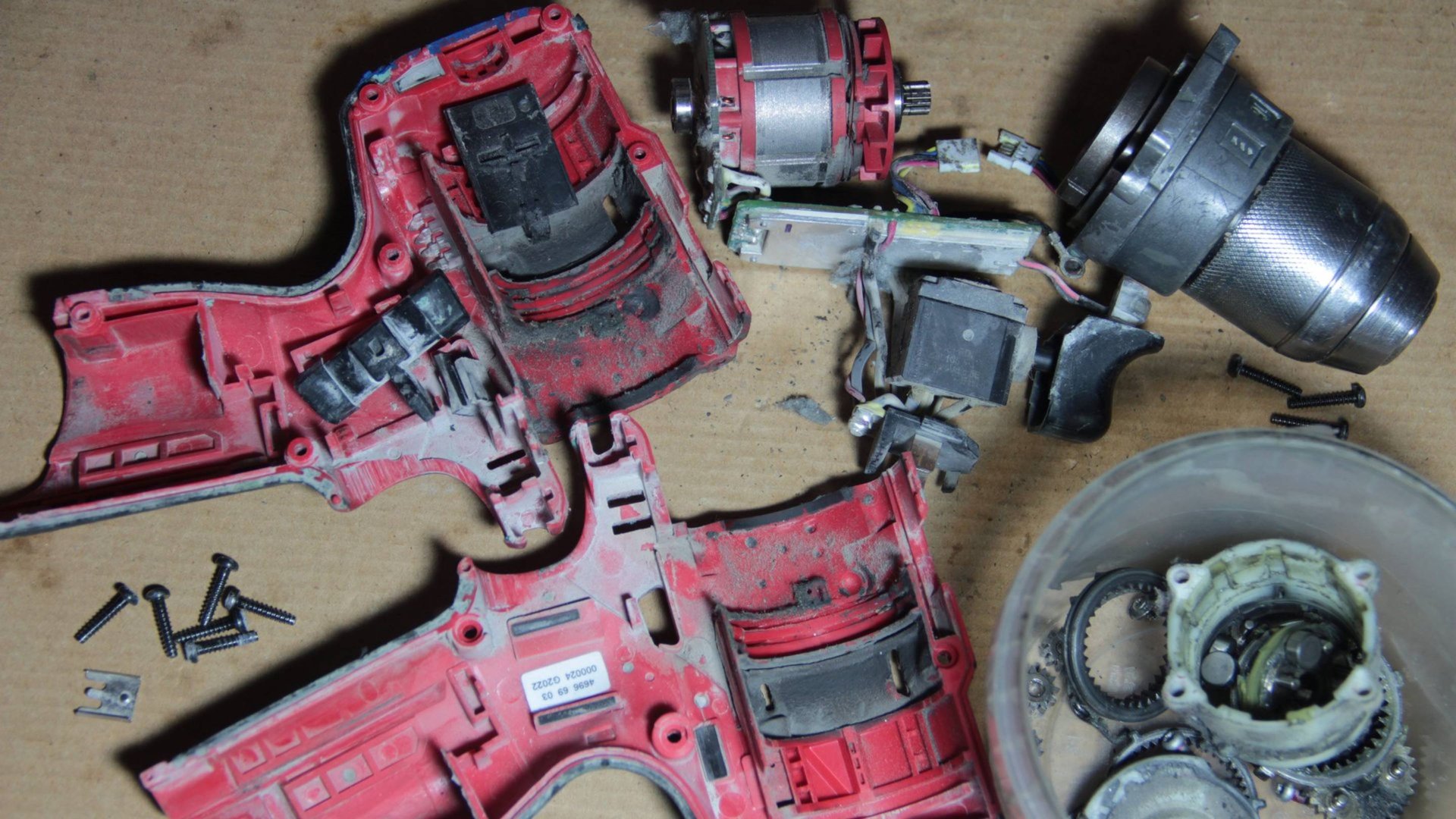 Milwaukee M12 2503 FDD после N лет работы. 1. Разбор смотреть онлайн