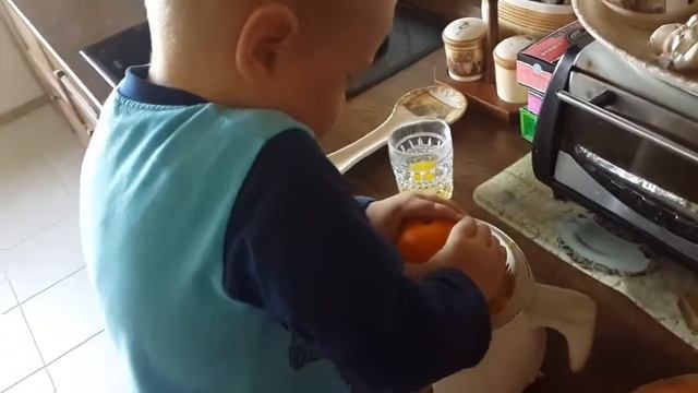 Апельсиновый сок. Первый раз выжимает.