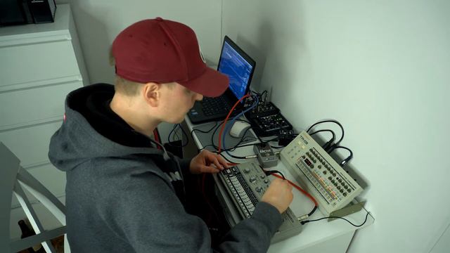 Recording the beats for my deep house track, Roland TR-09 & 606 смотреть онлайн