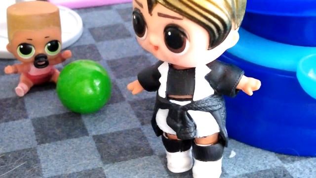 ЖВАЧКИ СЪЕЛИ В АКВАПАРК УСПЕЛИ? Малыши ЛОЛ СЮРПРИЗ в детском садике Смешные КУКЛЫ мультики ДАРИНЕЛК