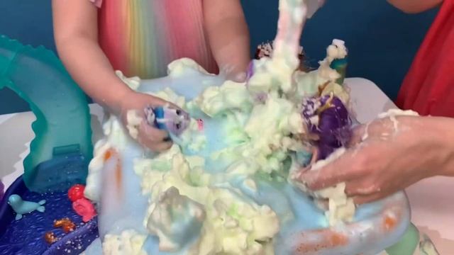 Маша устраивает своим куклам пенную вечеринку в аквапарке/бассейне/играем в куклы/Enchantimals