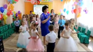 Финальный танец на выпускном   дети и воспитатели
