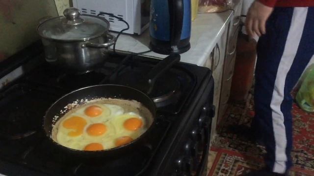 Как правильно приготовить яичницу ! смотреть онлайн