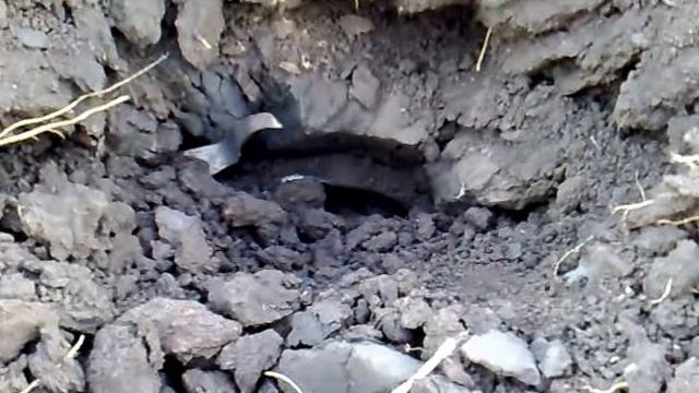 Вторая воронка с неразорвавшимся снарядом от "Урагана"! Кировское/Донецкой обл. смотреть онлайн