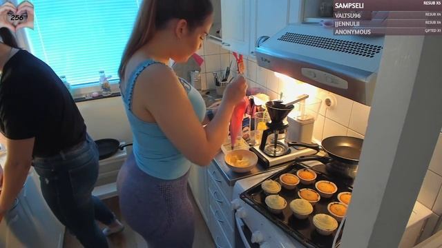 Cake Takes Up Alot Of Kitchen Space смотреть онлайн