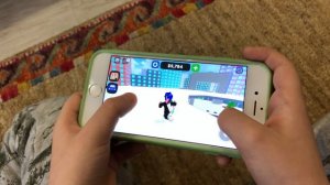 Гордей играет Roblox, мальчик играет, дети играют, игра роблокс, игра Roblox