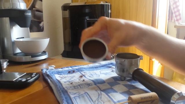 Delonghi EC680 – Making cappuccino смотреть онлайн