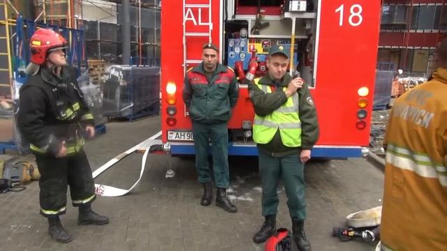 Подача воды на 36 этаж при помощи мотопомпы на пожаре смотреть онлайн