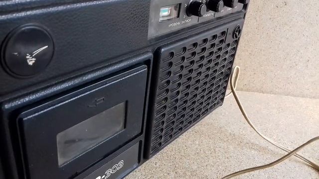 ПОДКЛЮЧЕНИЕ мобильного ТЕЛЕФОНА к магнитофону Квазар - 303. С телефона музыка звучит прекрасно. смотреть онлайн