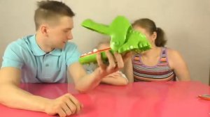 Вызов! КРОКОДИЛ ЧЕЛЛЕНДЖ! Милану укусил крокодил в игре! Семейный веселый Челлендж от FAMILY BOX1
