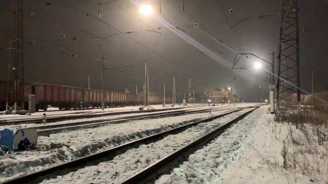 Электровоз ВЛ80С-802/1005А с грузовым поездом смотреть онлайн