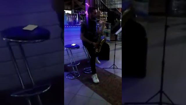Парень шикарно исполнил песню «Лейла» на Саксафоне😍